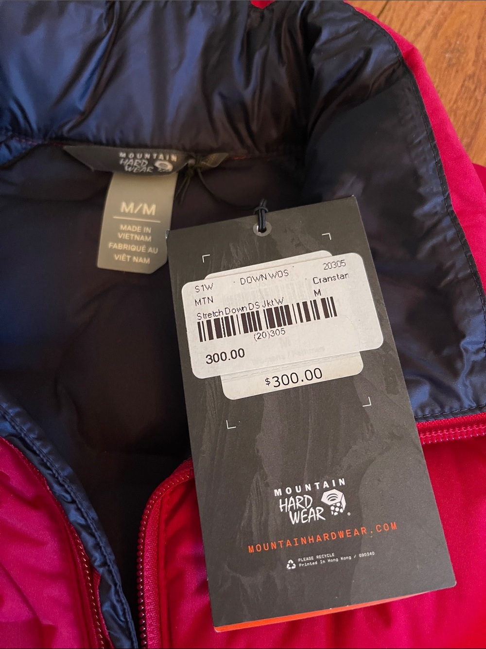 Mountain Hardwear Women's Red Jacket with Navy Blue Lining and Accents - Picture 4 of 5